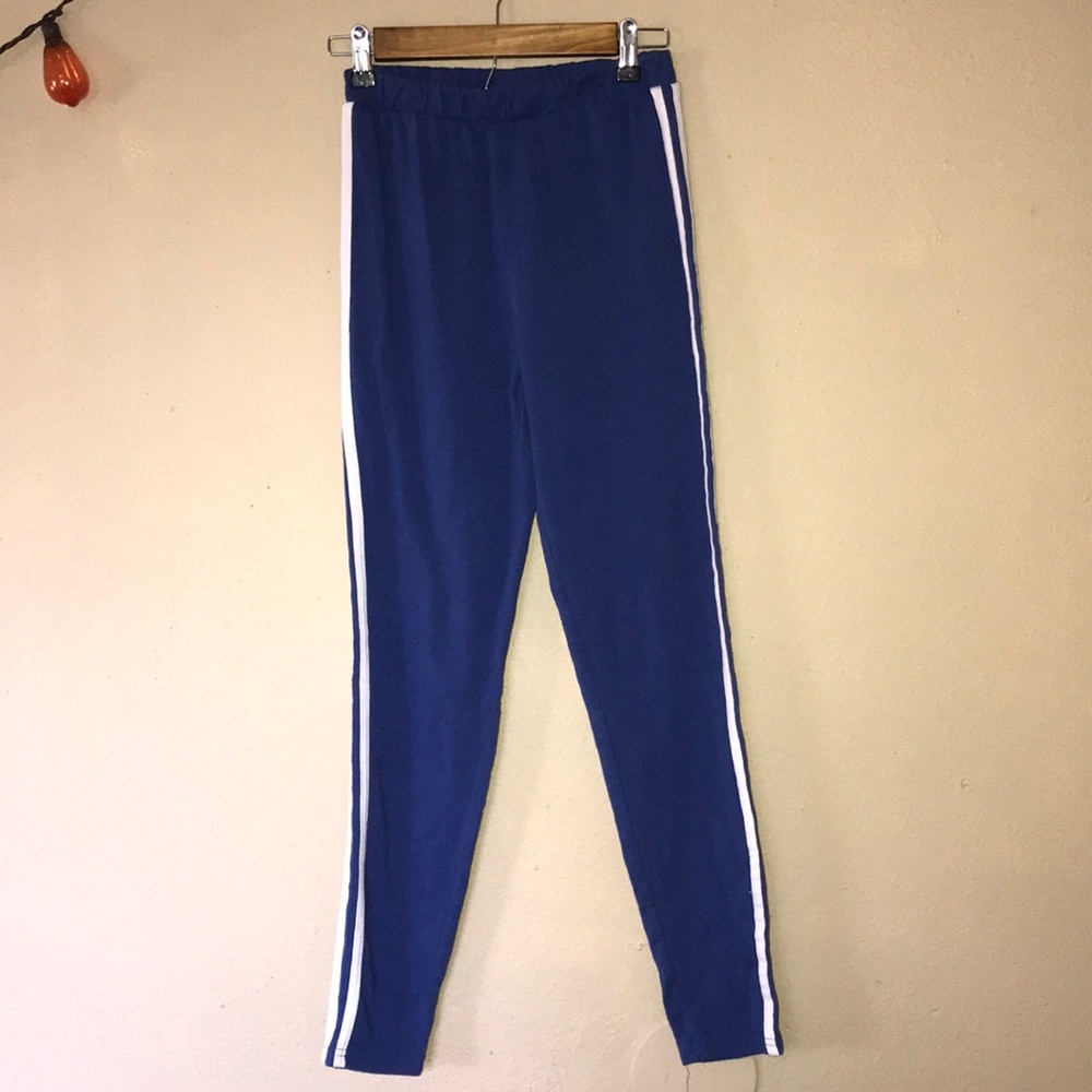 Blue leggings with 2 stripes on each side